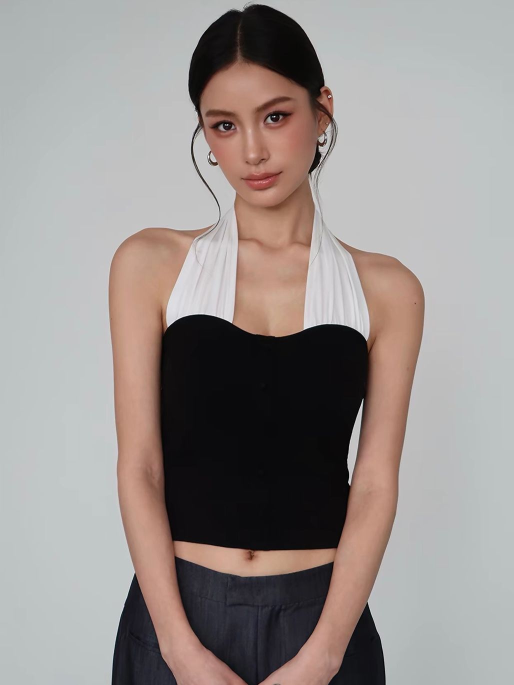 Vaeh Contrast Halter Sweetheart Knit Top