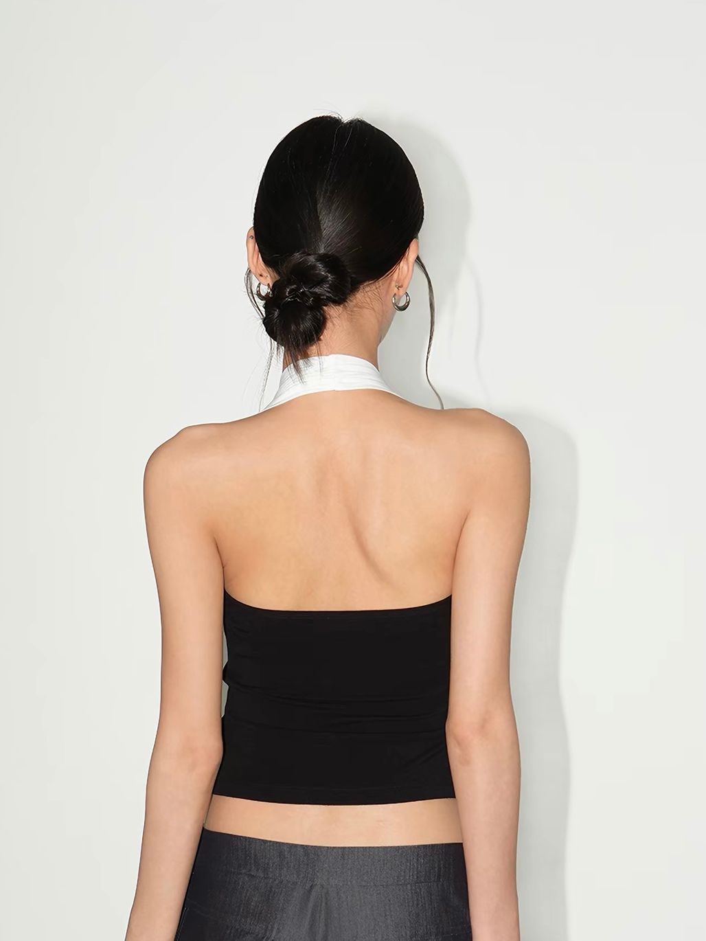 Vaeh Contrast Halter Sweetheart Knit Top