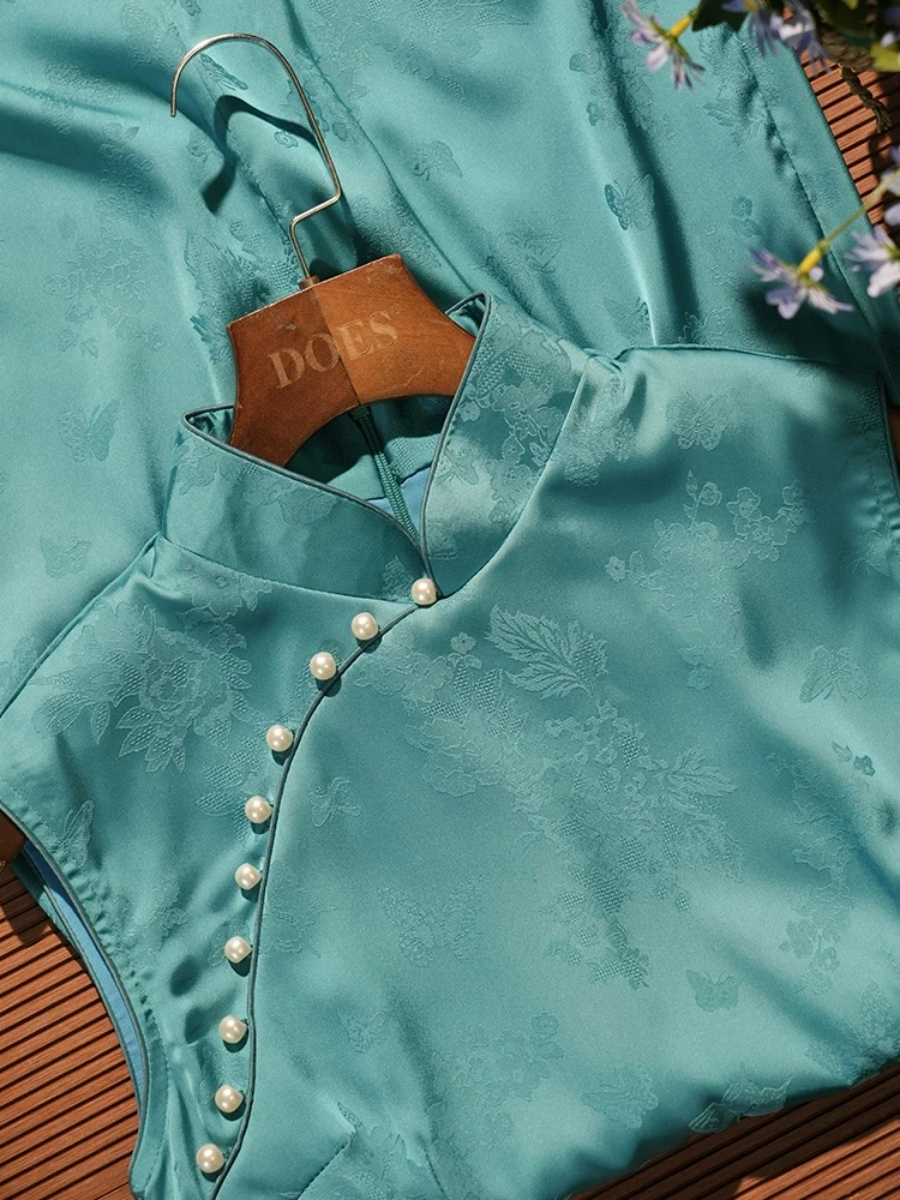 Lu Hu Sleeveless Cheongsam