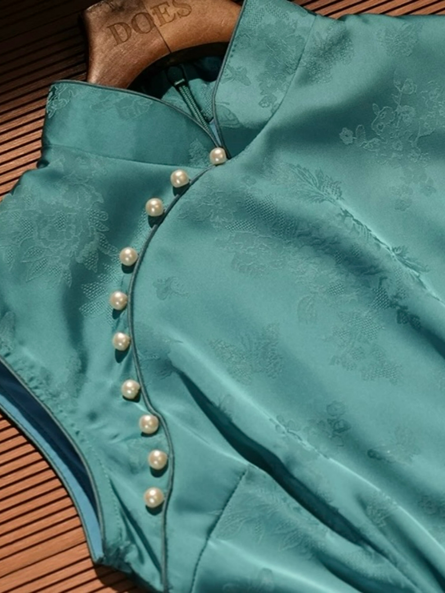 Lu Hu Sleeveless Cheongsam