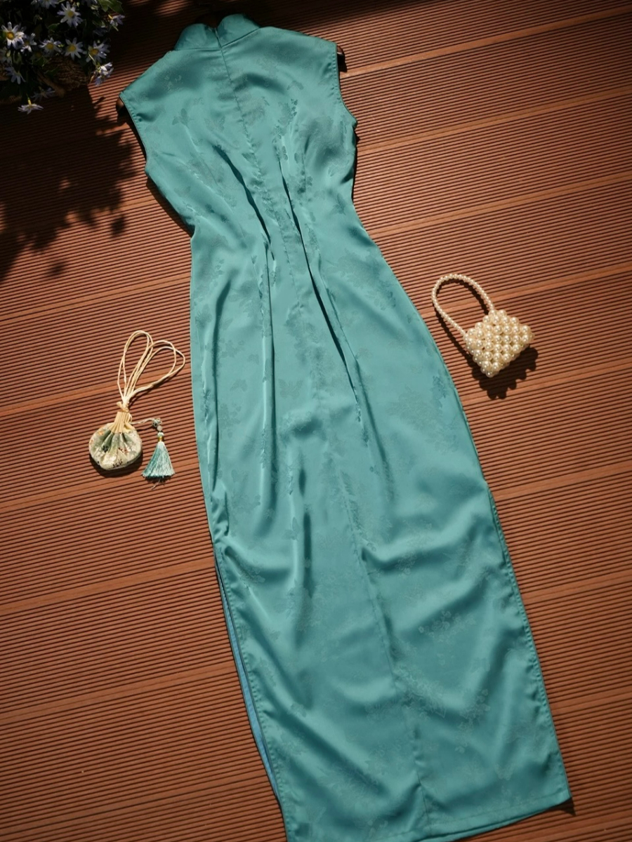 Lu Hu Sleeveless Cheongsam