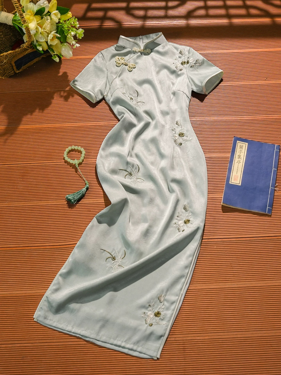 Lu Chan Short Sleeve Embroided Cheongsam