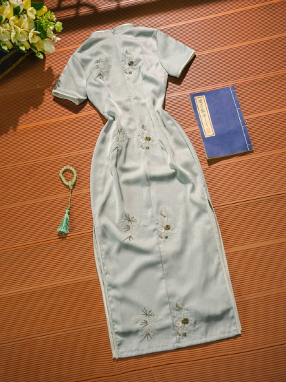 Lu Chan Short Sleeve Embroided Cheongsam