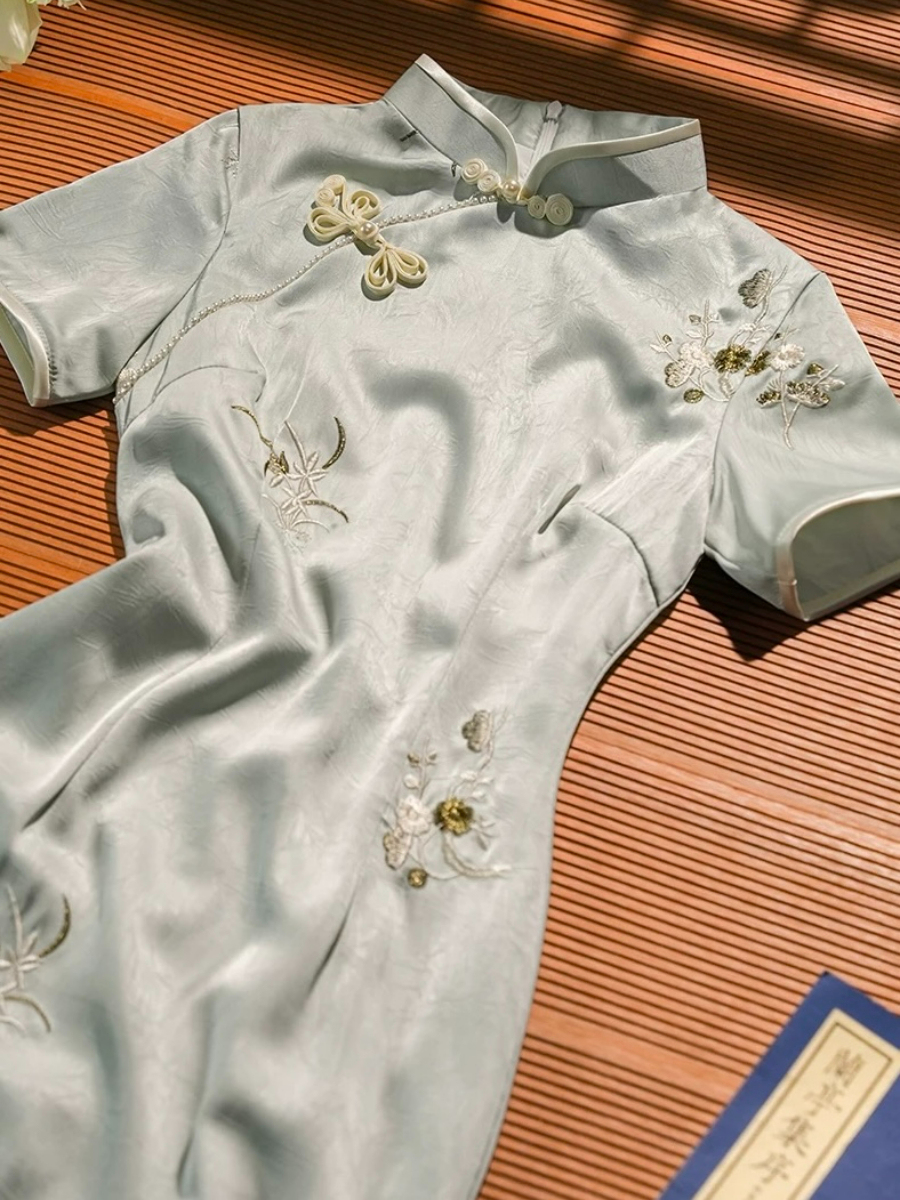 Lu Chan Short Sleeve Embroided Cheongsam