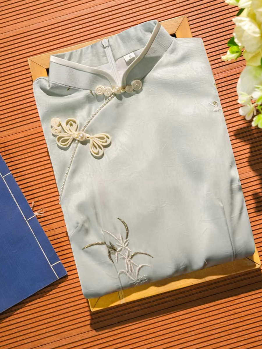 Lu Chan Short Sleeve Embroided Cheongsam