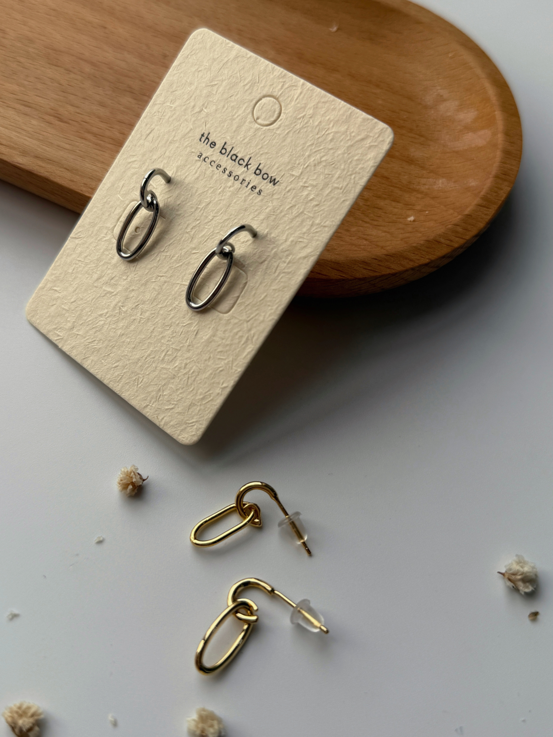 Hae-Eun Oval Hoop Earrings-The Black Bow-