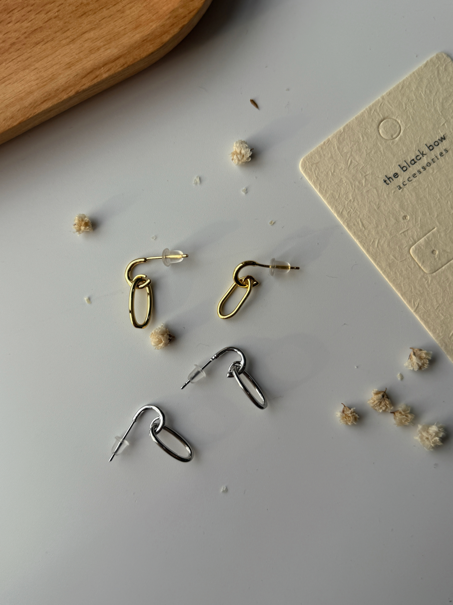 Hae-Eun Oval Hoop Earrings-The Black Bow-