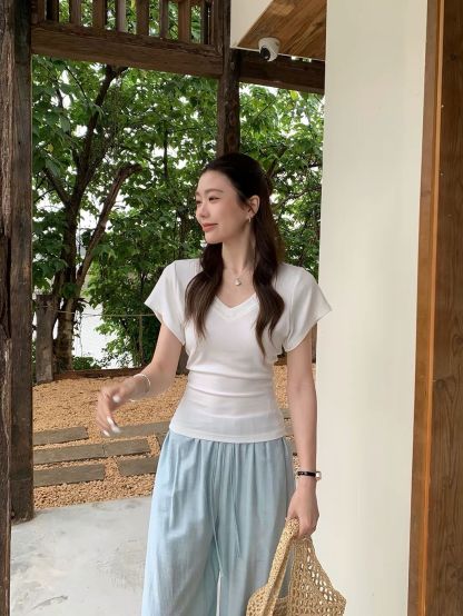 Darcy V-Neck Extended-Sleeve Fitted Top