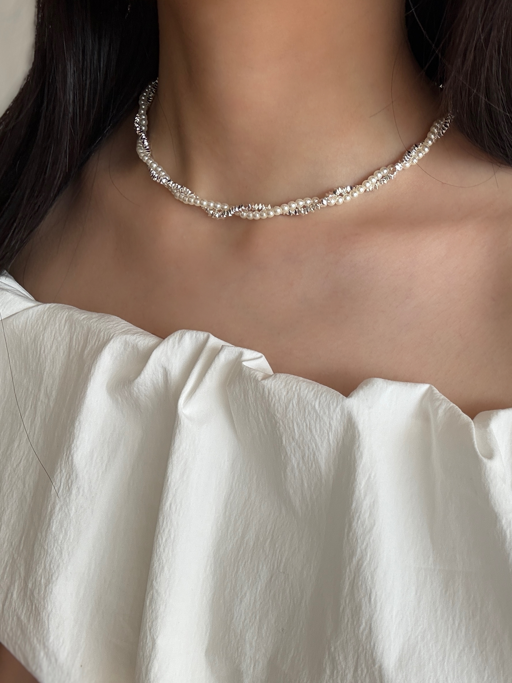 Min-Seo Double Layer Pearly & Shimmering Necklace
