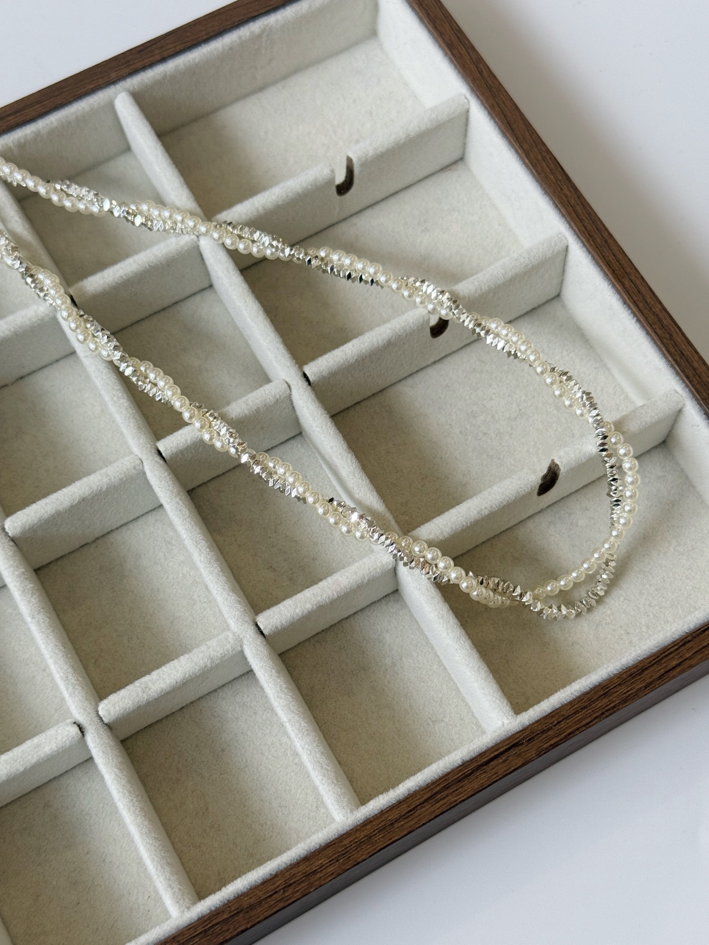 Min-Seo Double Layer Pearly & Shimmering Necklace