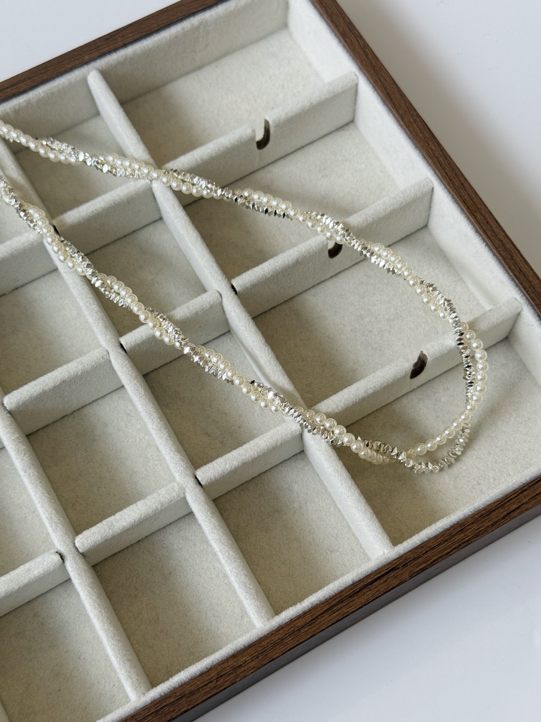 Min-Seo Double Layer Pearly & Shimmering Necklace