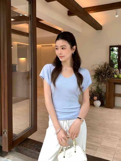 Darcy V-Neck Extended-Sleeve Fitted Top