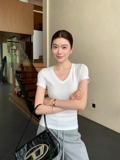 Dottie V-Neck Fitted Tee 
