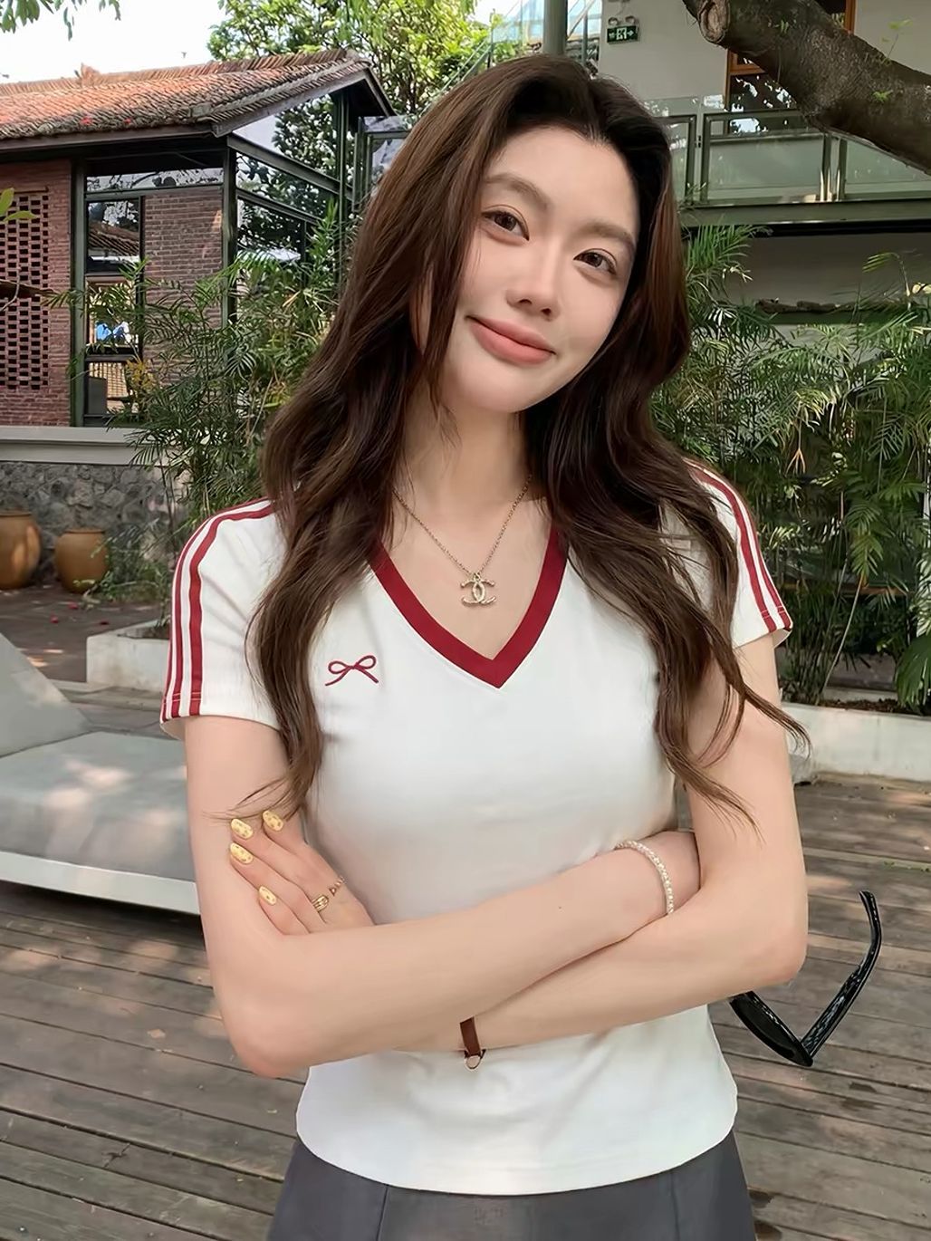 Daga Contrast-Trim Sporty V-Neck Tee