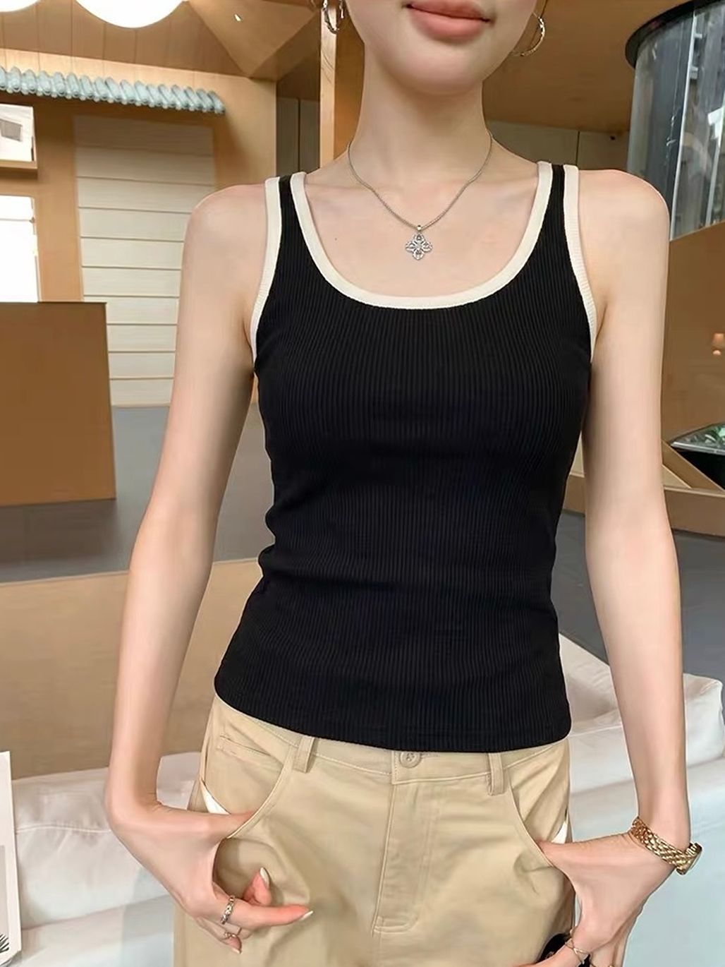 Donna Contrast-Trim Singlet