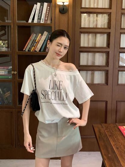 Dorotea Lace-Trim Alphabet Printing One Shoulder Top
