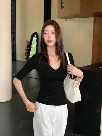 Drusila V-Neck Mid Sleeve Top