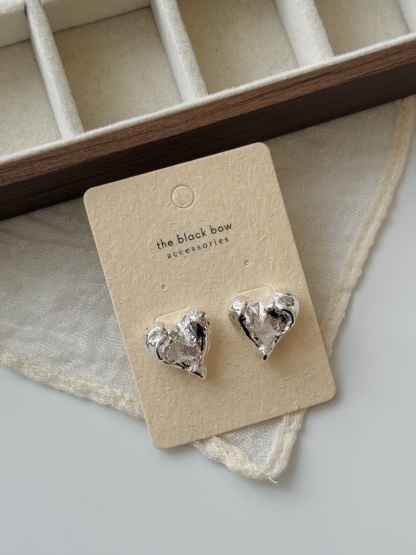 Jee-An Heartshape Ear Studs