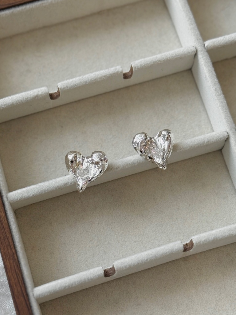 Jee-An Heartshape Ear Studs