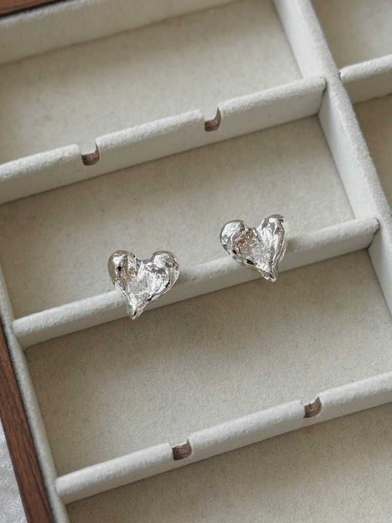 Jee-An Heartshape Ear Studs