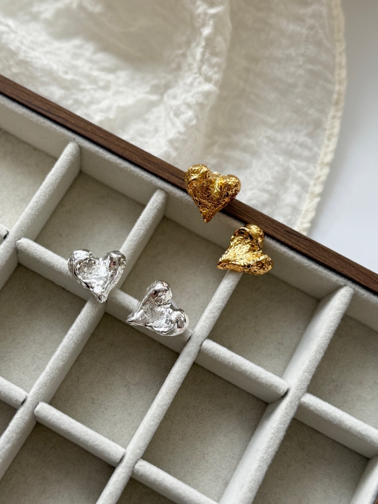 Jee-An Heartshape Ear Studs