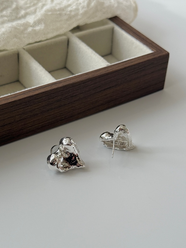Jee-An Heartshape Ear Studs