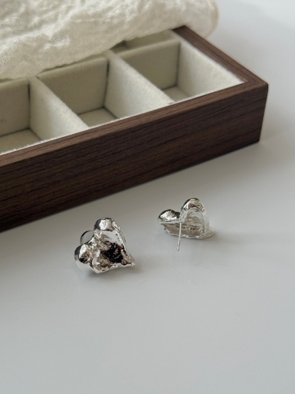 Jee-An Heartshape Ear Studs