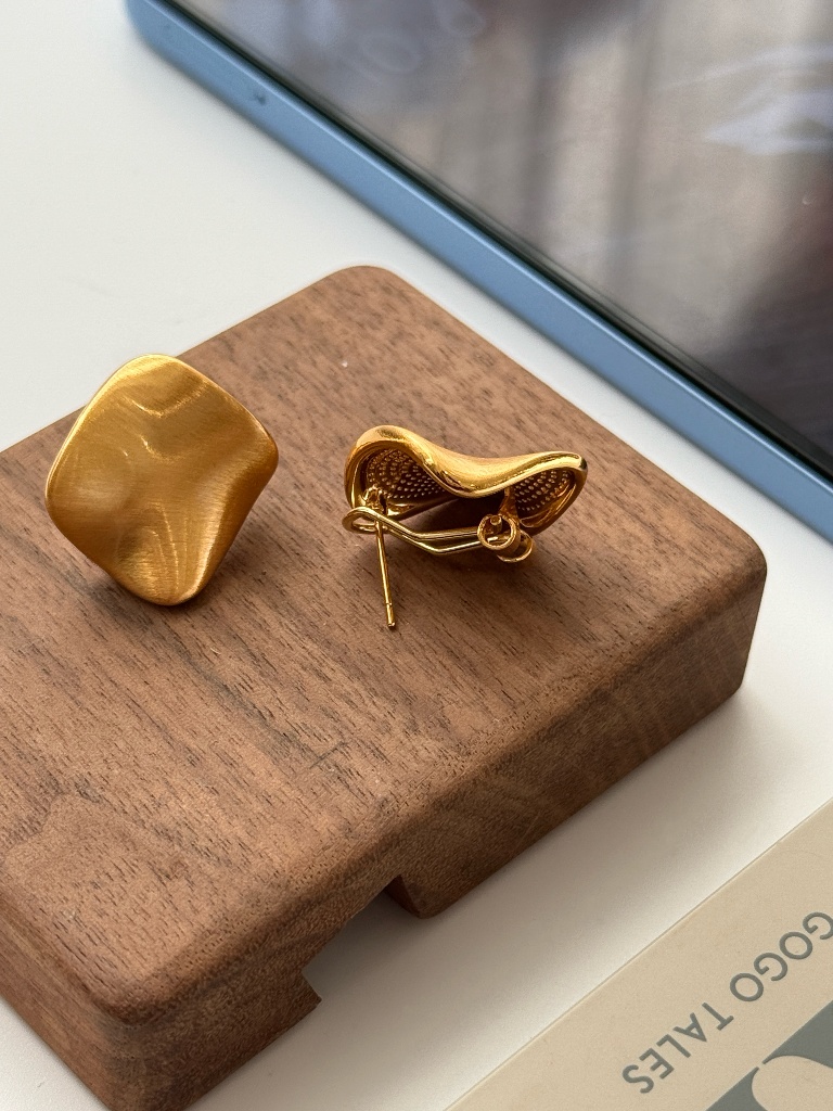 Hye-Won Sculpted Petals Ear Studs