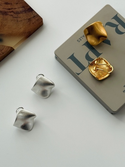 Hye-Won Sculpted Petals Ear Studs