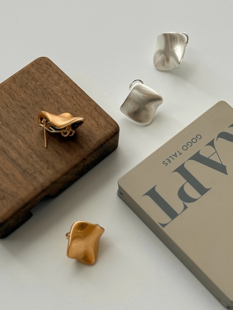Hye-Won Sculpted Petals Ear Studs