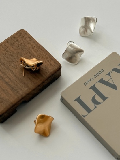 Hye-Won Sculpted Petals Ear Studs