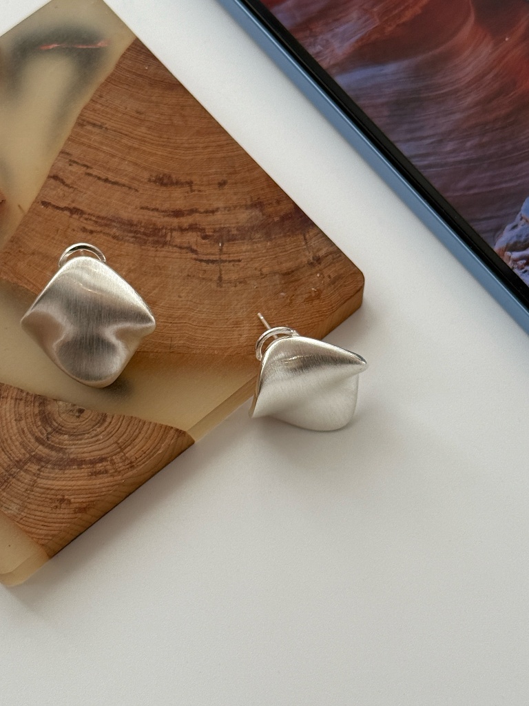 Hye-Won Sculpted Petals Ear Studs