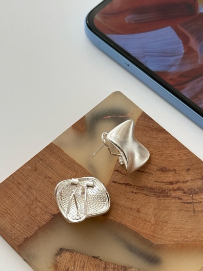 Hye-Won Sculpted Petals Ear Studs