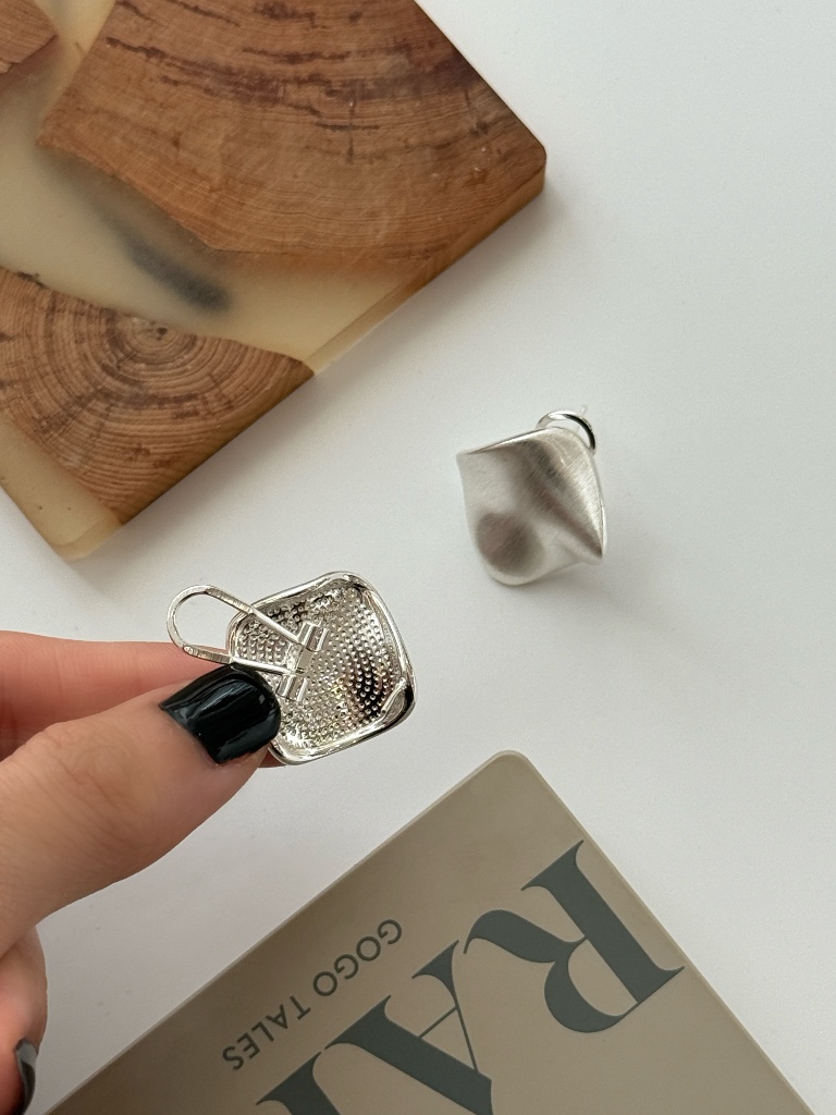 Hye-Won Sculpted Petals Ear Studs