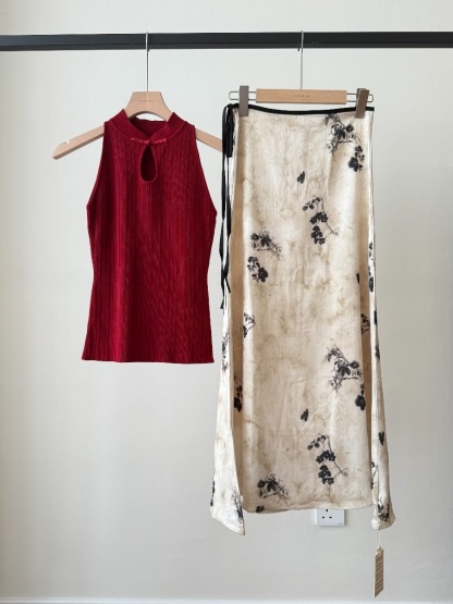 Li Yi Halter Neck Oriental Knit Top