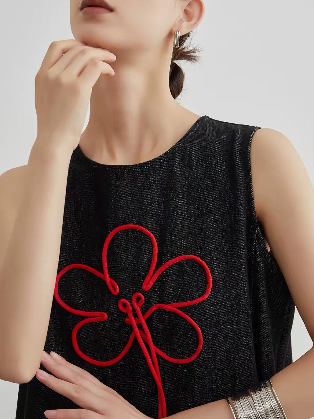 Jian Cha Contrast Floral-Embroidered Sleeveless Midi Dress