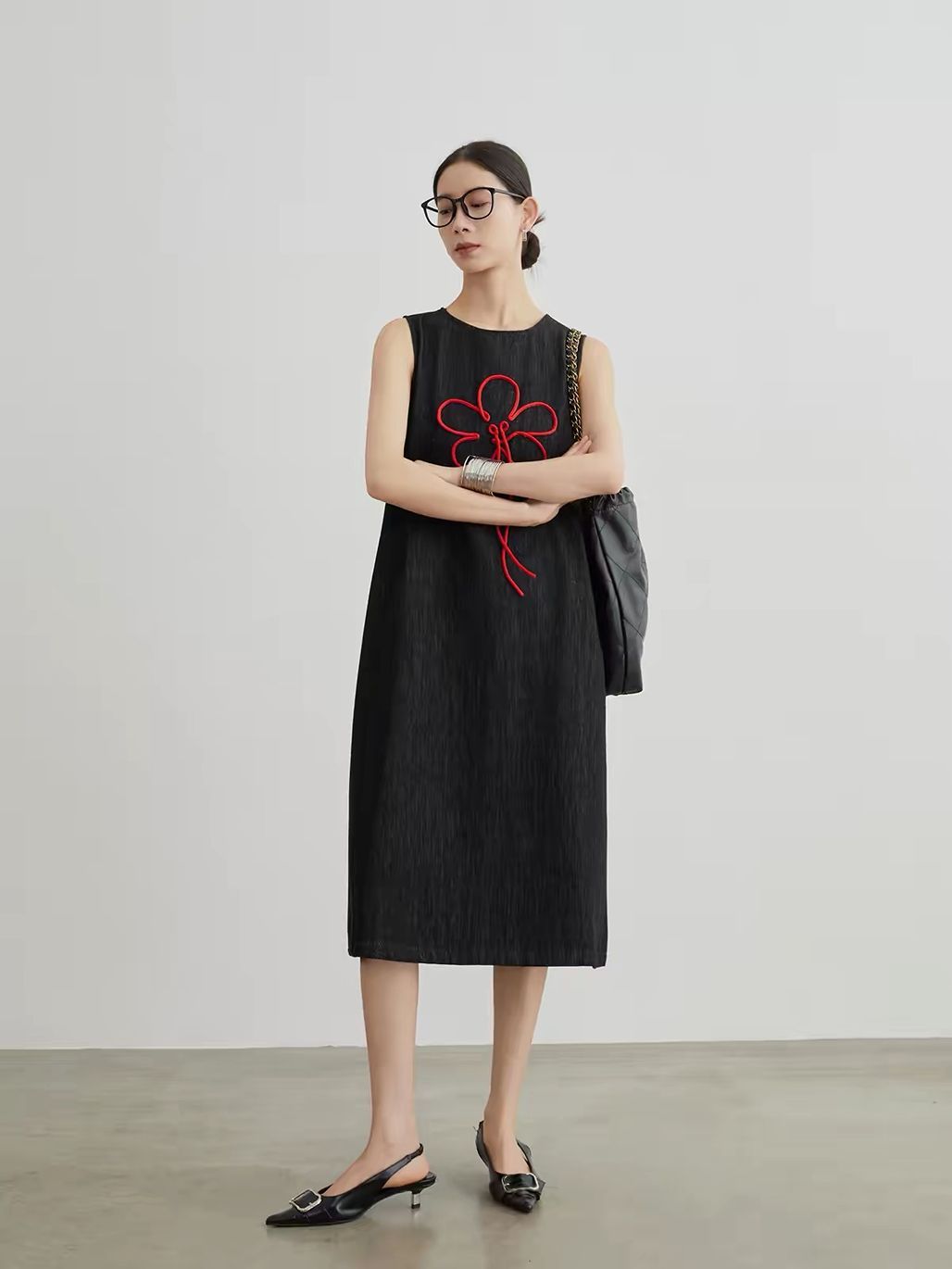 Jian Cha Contrast Floral-Embroidered Sleeveless Midi Dress