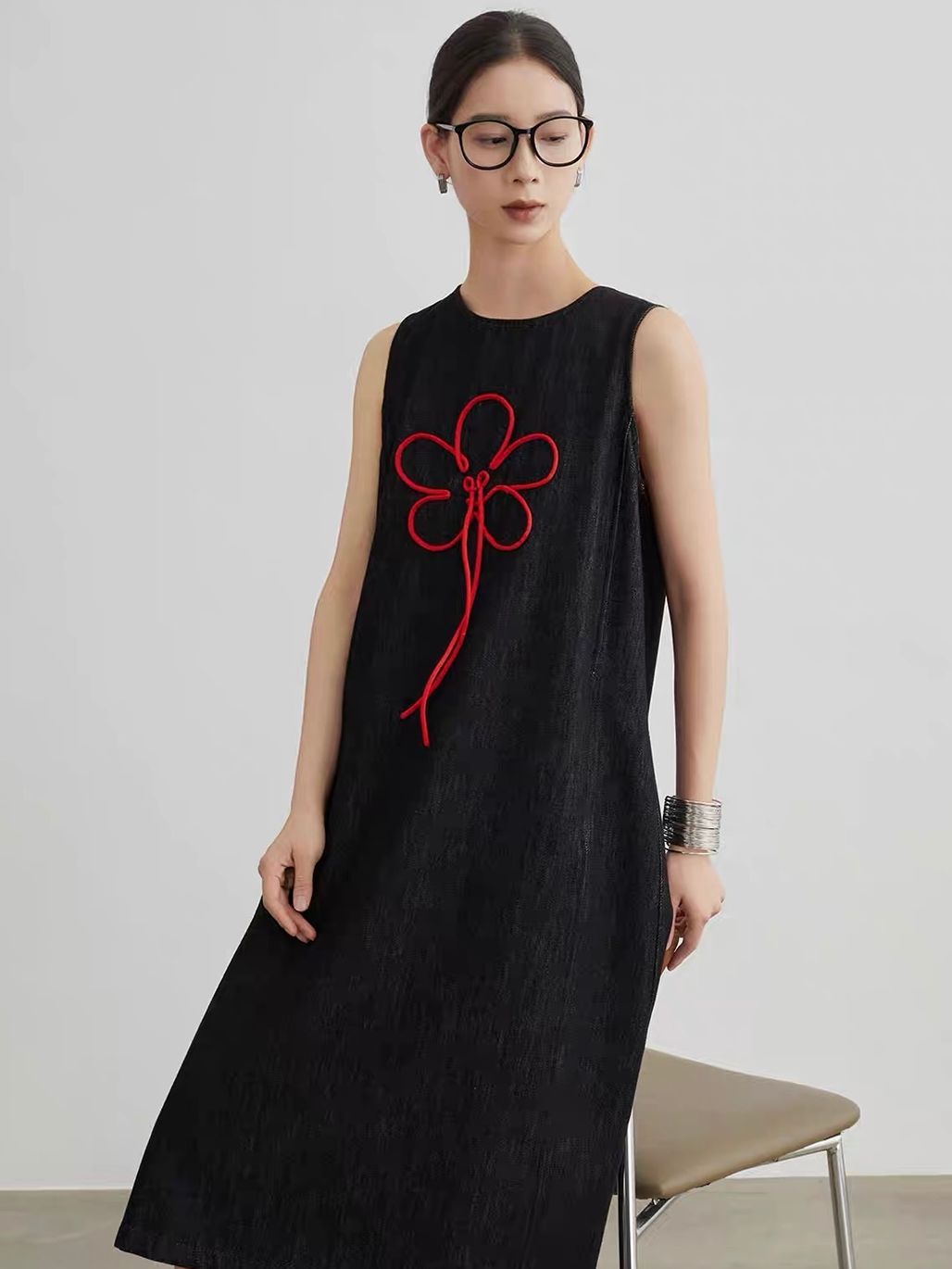 Jian Cha Contrast Floral-Embroidered Sleeveless Midi Dress