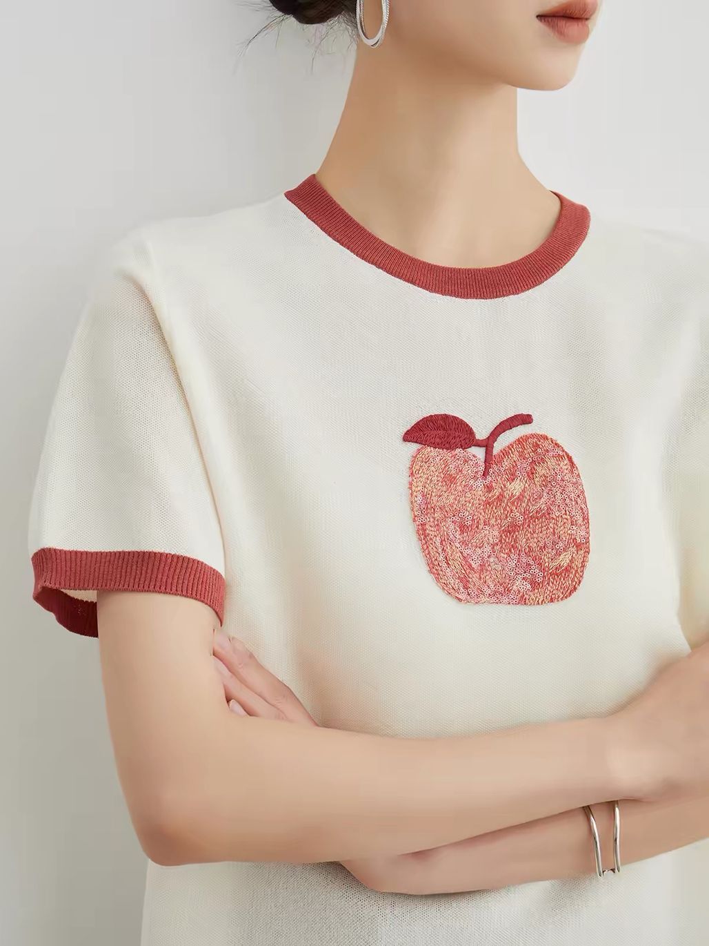 Ai Guo Apple-Motif Contrast-Trim Knit Tee
