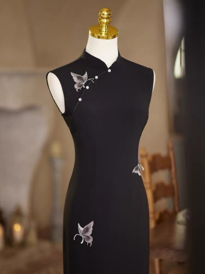 Ci Er Embroided Butterly Cheongsam