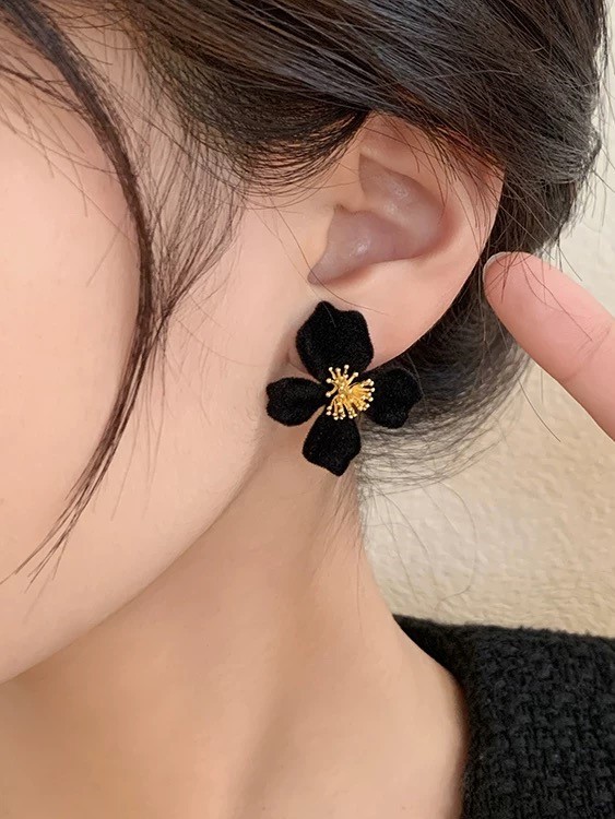 Eun-Seo Velvet Flower Ear Studs-The Black Bow-