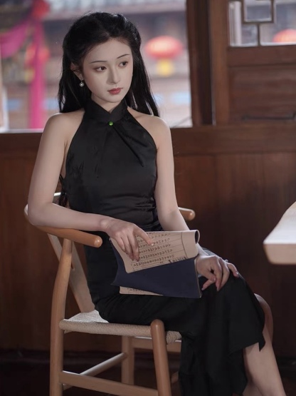 Ci Pei Halter Neck Cheongsam