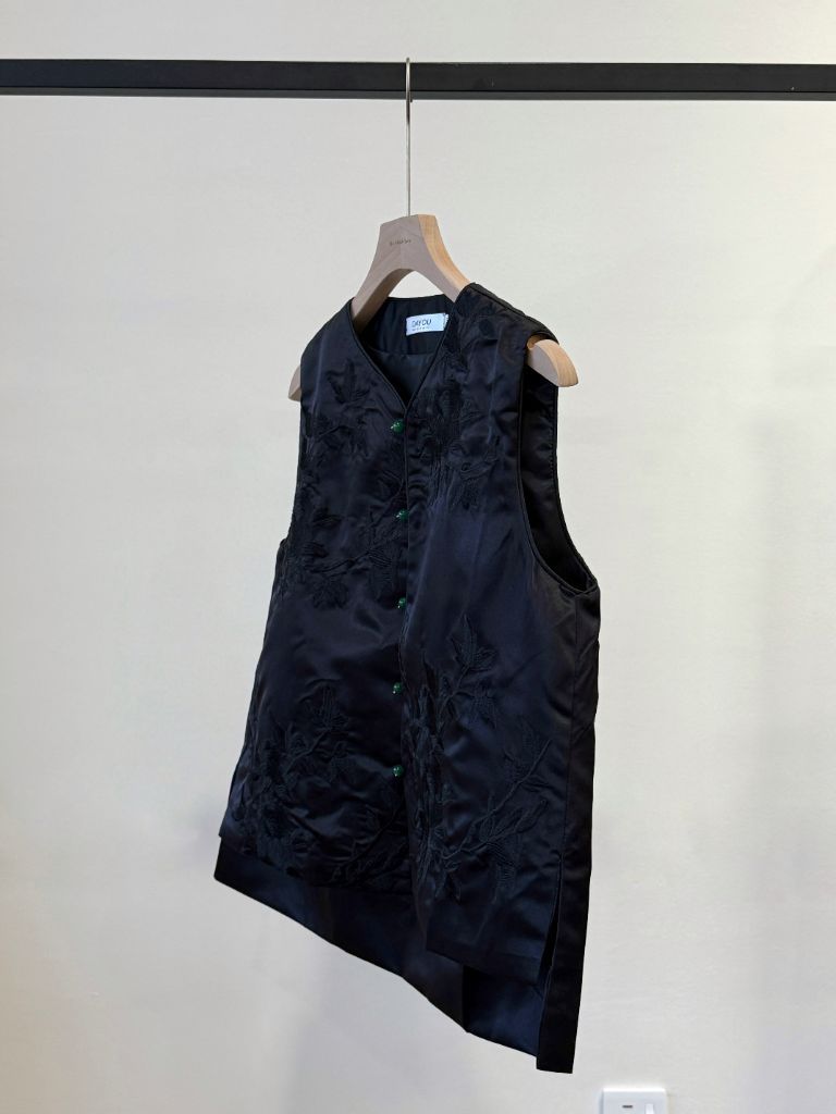 Shuang Le Oriental Vest