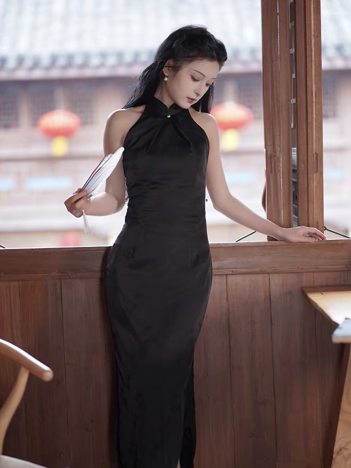 Ci Pei Halter Neck Cheongsam