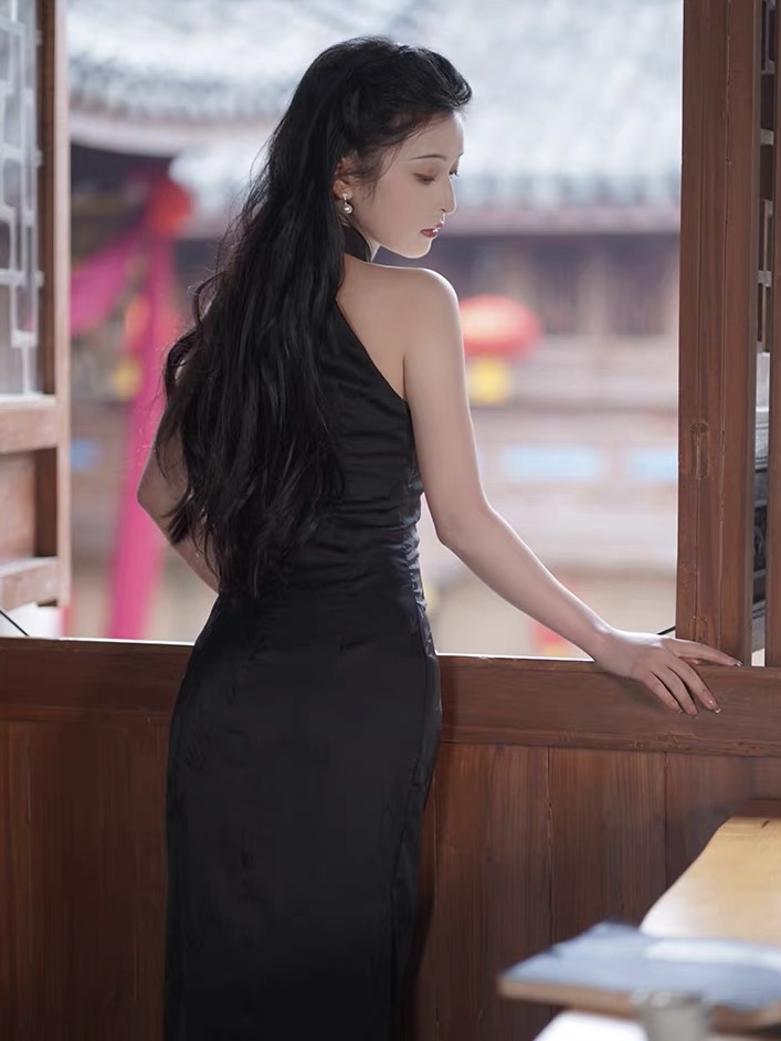 Ci Pei Halter Neck Cheongsam