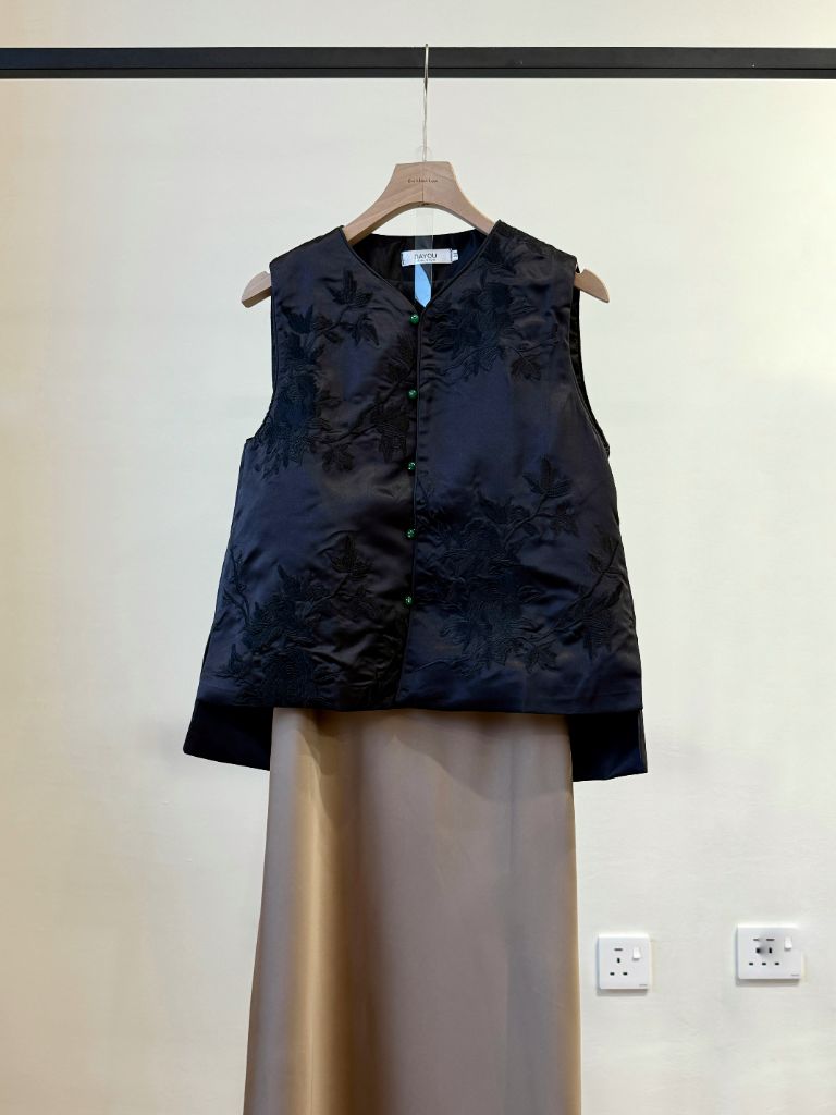 Shuang Le Oriental Vest