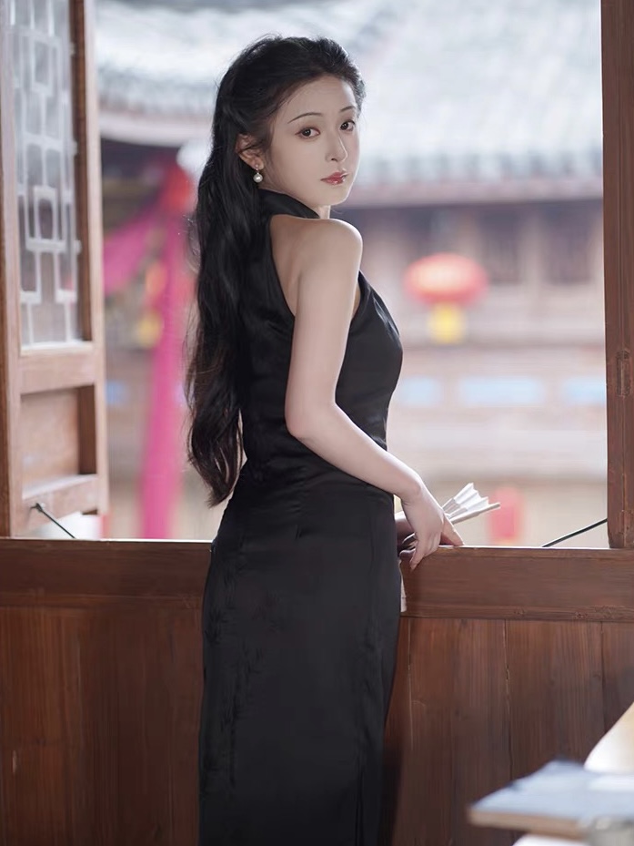 Ci Pei Halter Neck Cheongsam