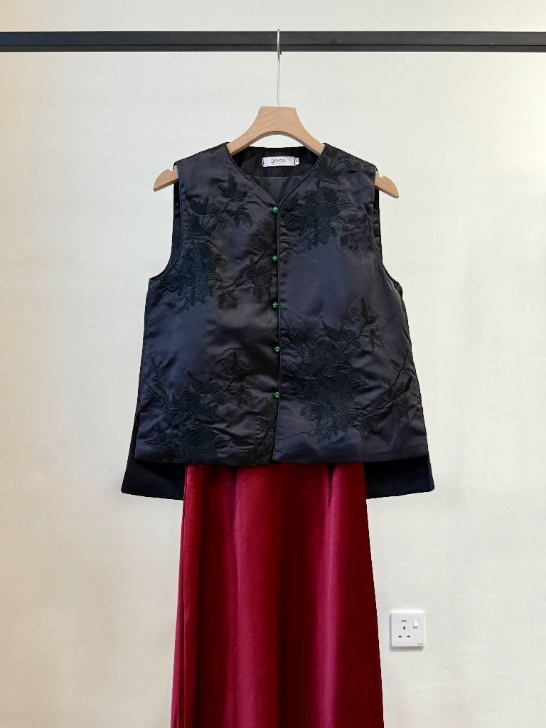Shuang Le Oriental Vest