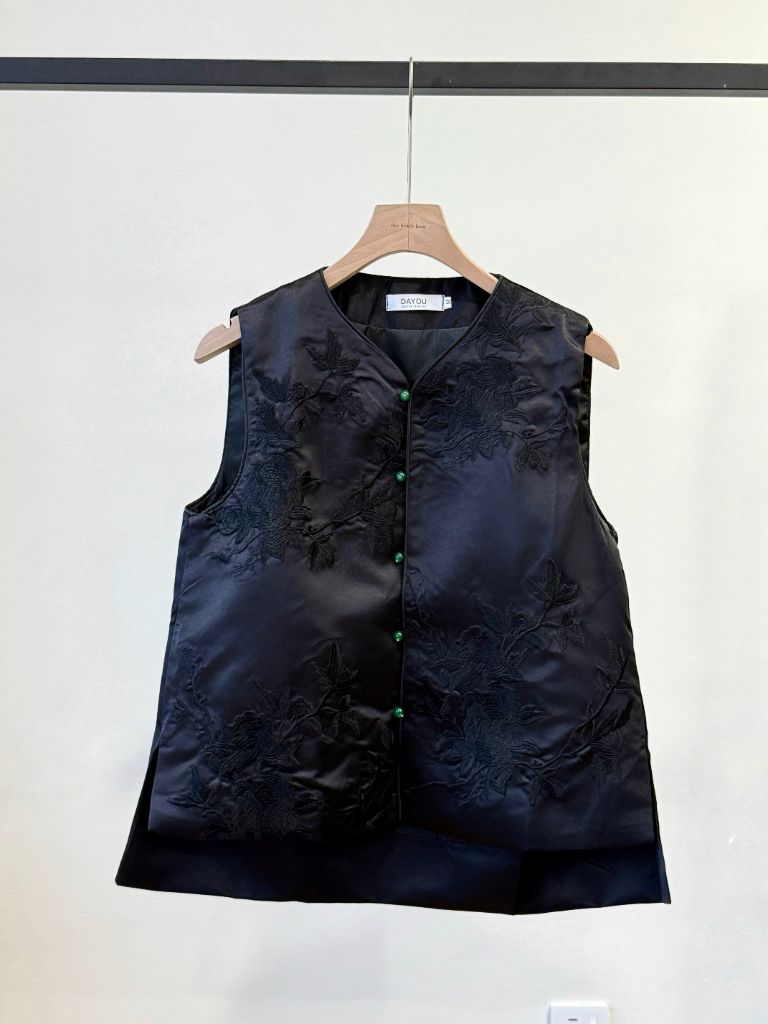 Shuang Le Oriental Vest