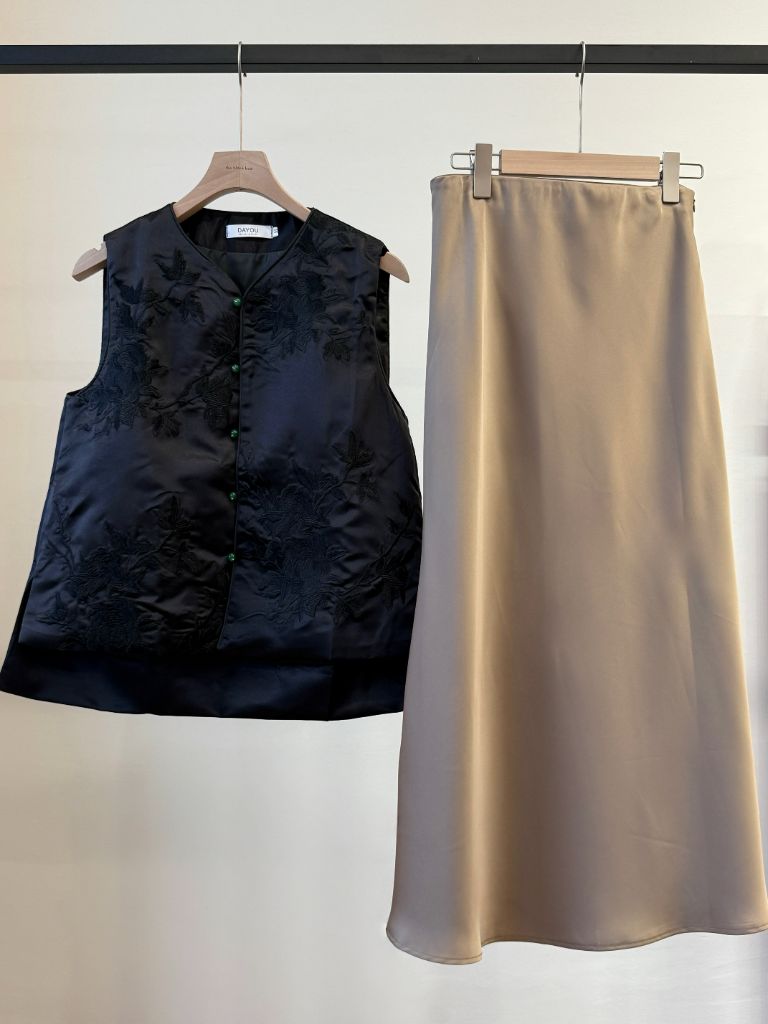 Shuang Le Oriental Vest